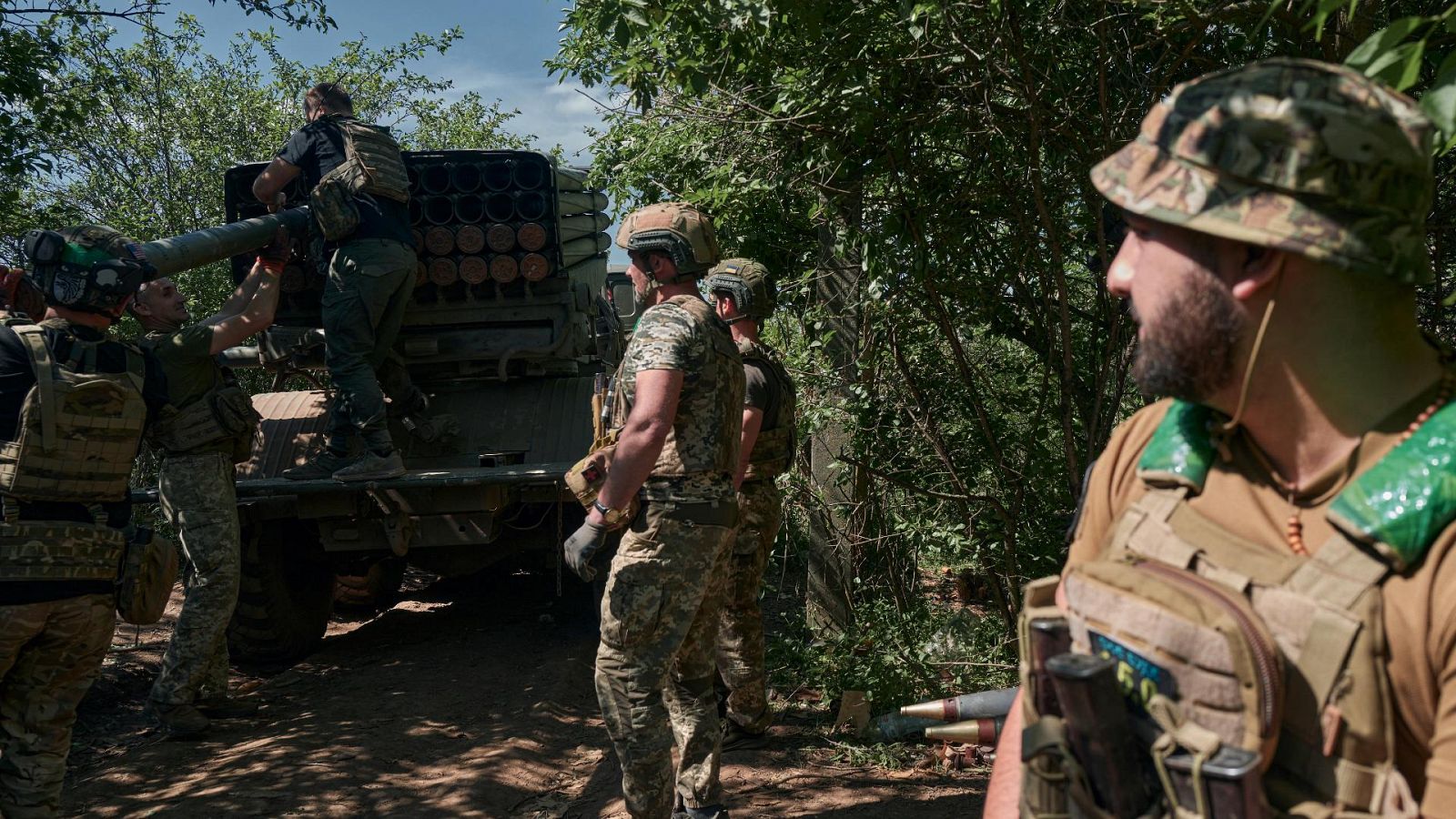 Militares ucranianos en Bajmut cargan misiles.