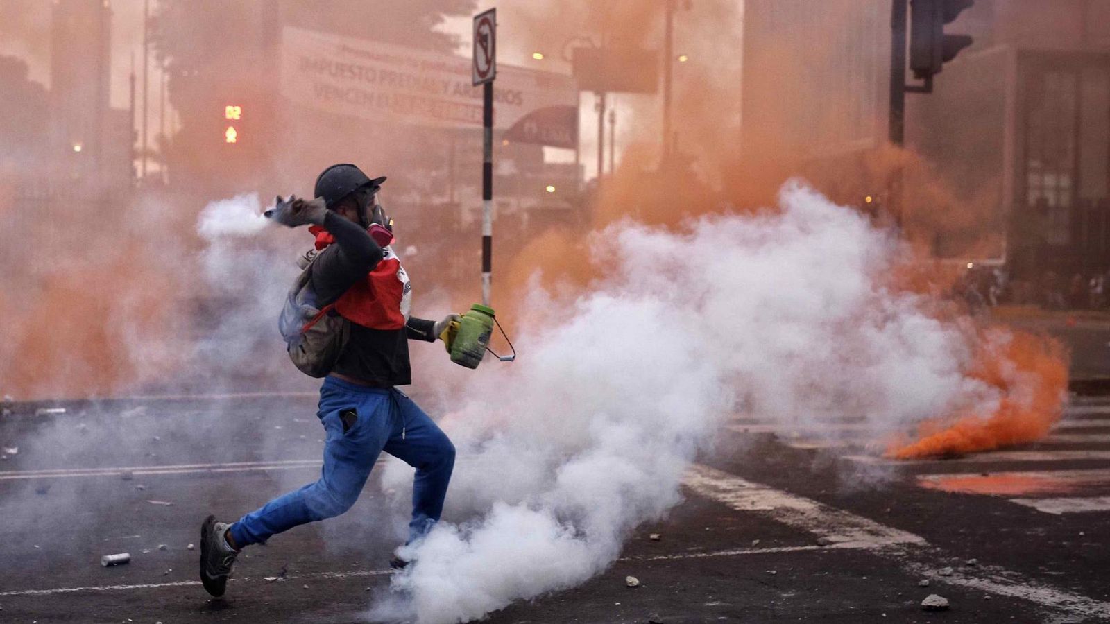 Manifestantes se enfrentan a la Policía durante una protesta en Perú que exige la renuncia de la presidenta Dina Boluarte.