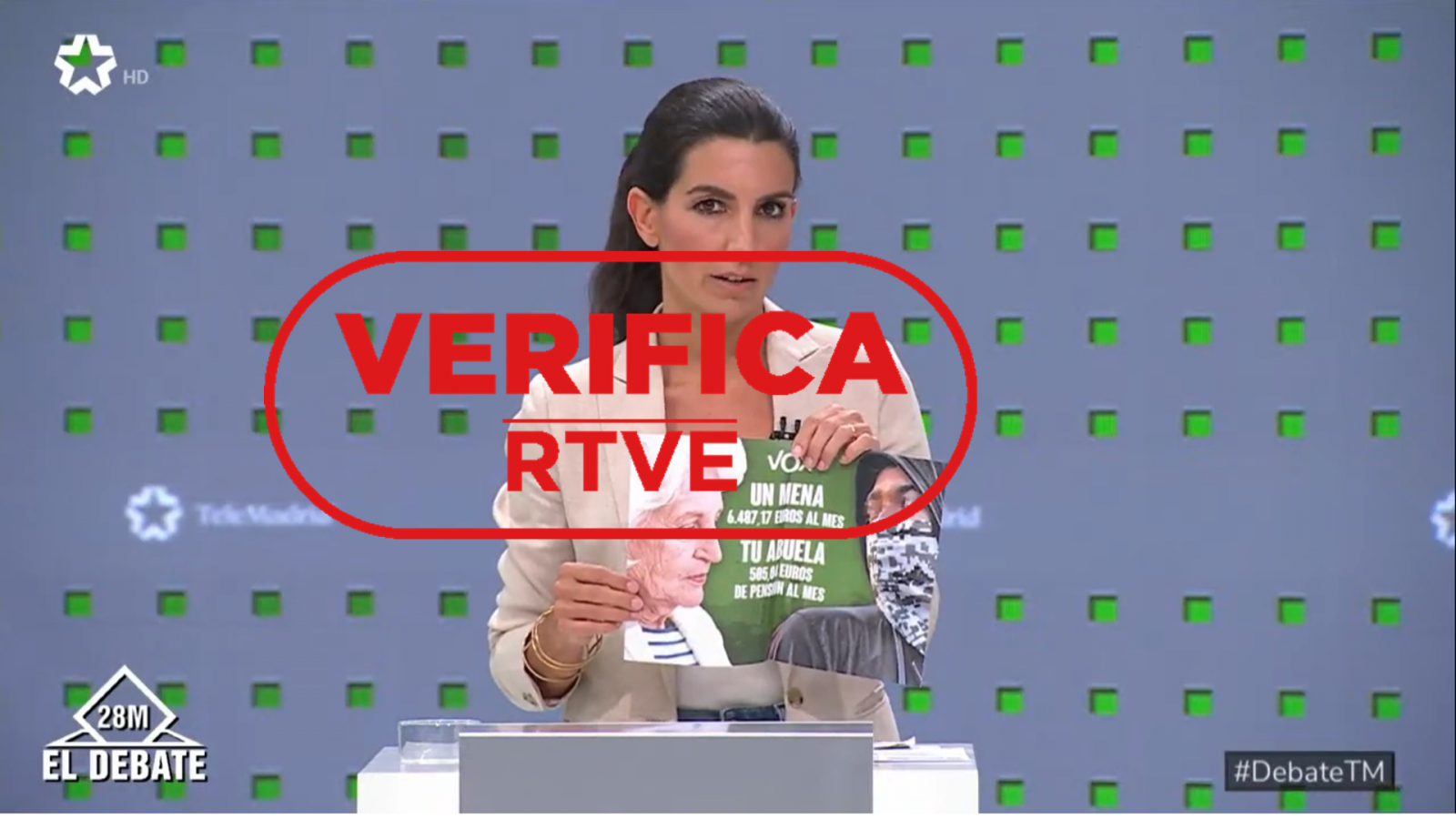 Rocío Monasterio muestra un cartel durante el debate electoral del 16 de mayo con el sello: VerificaRTVE