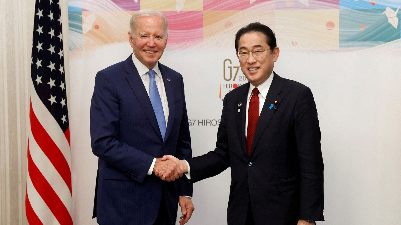 El presidente de Estados Unidos, Joe Biden, y el primer ministro de Japón, Fumio Kishida, tras una reunión bilateral antes de la cumbre del G7