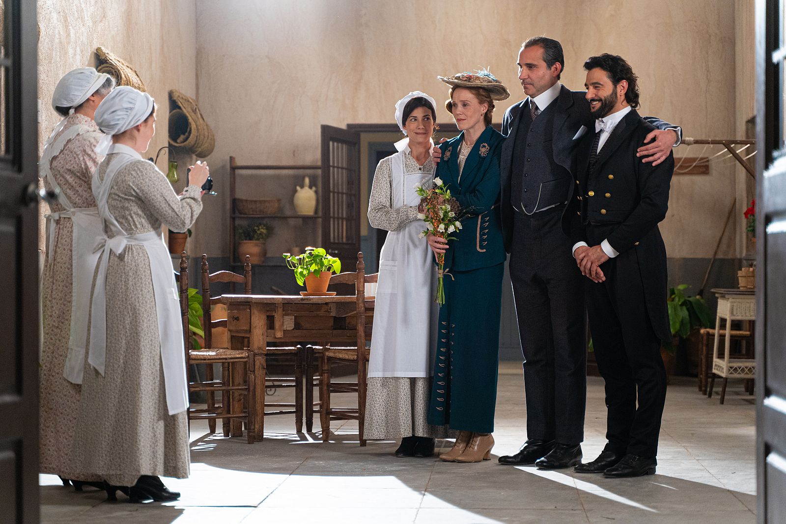 Pía y Gregorio posan para la foto de boda