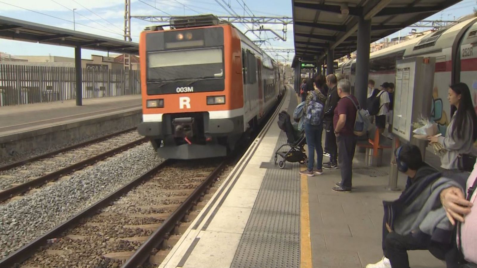 Un tren de Rodalies llegando a una estación