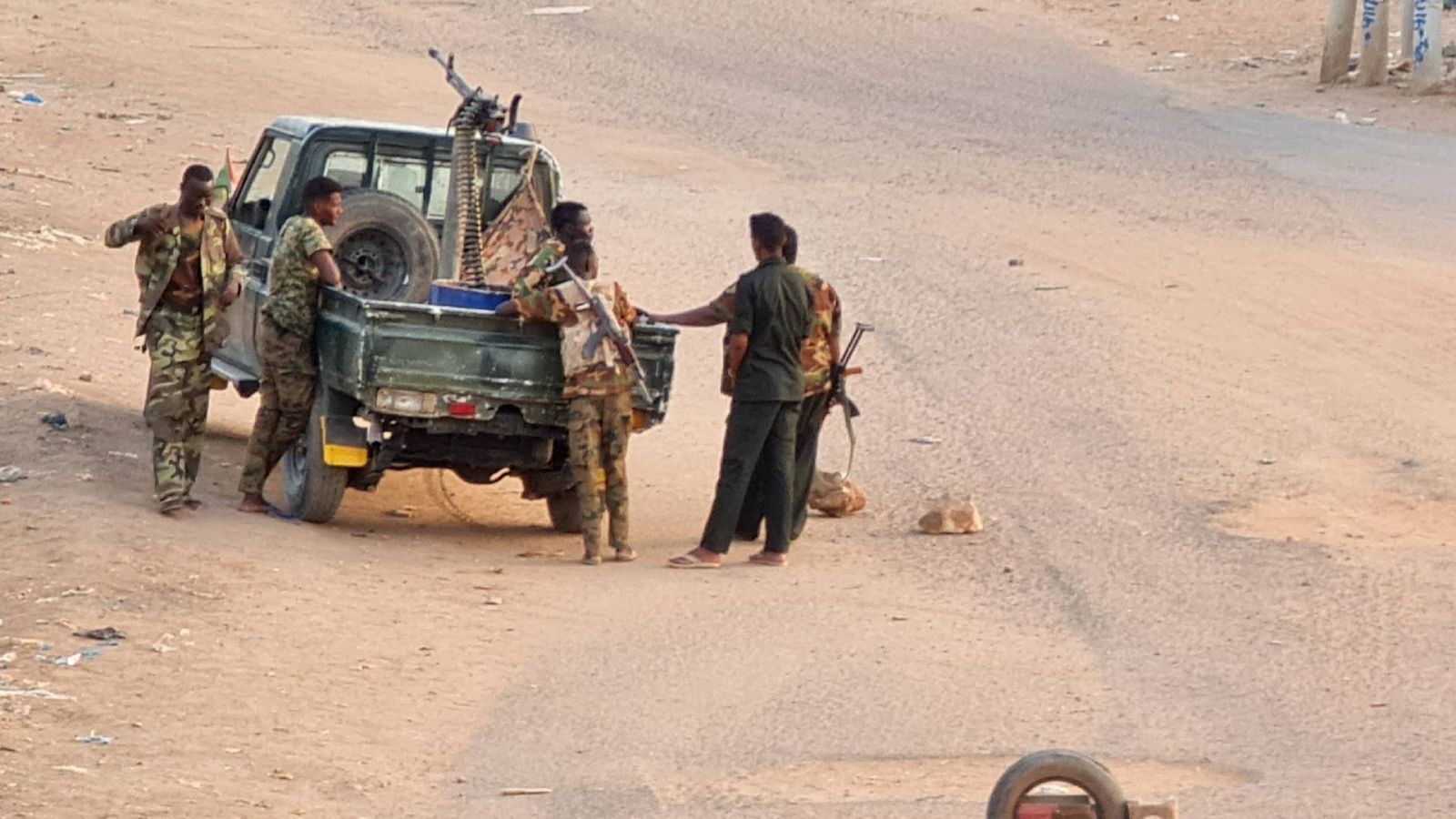 Soldados del Ejército de Sudán en una carretera de Jartum.