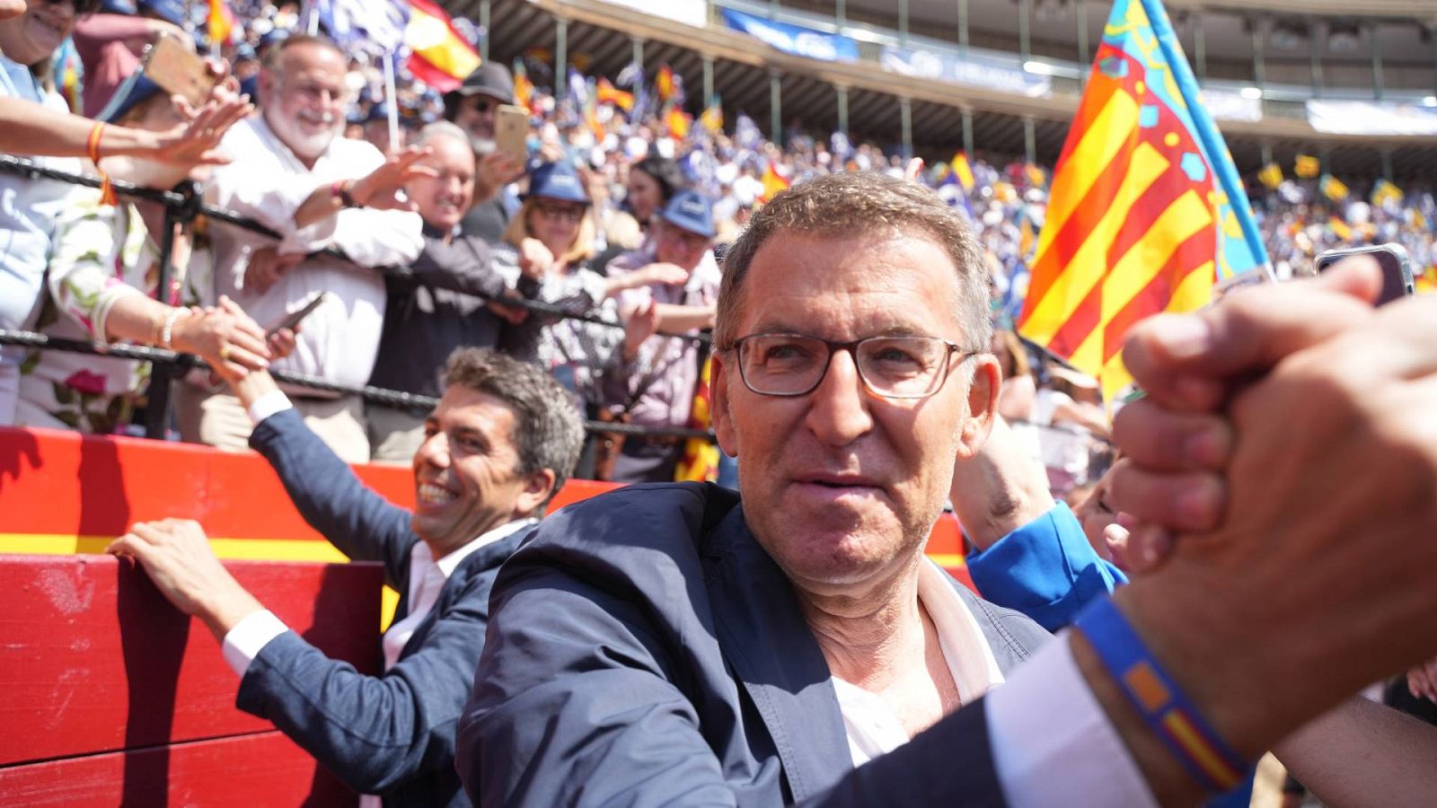 El presidente del Partido Popular, Alberto Núñez Feijóo, y el líder del PP de la Comunidad Valenciana, Carlos Mazón, a su llegada al acto central de campaña en la Plaza de Toros de Valencia