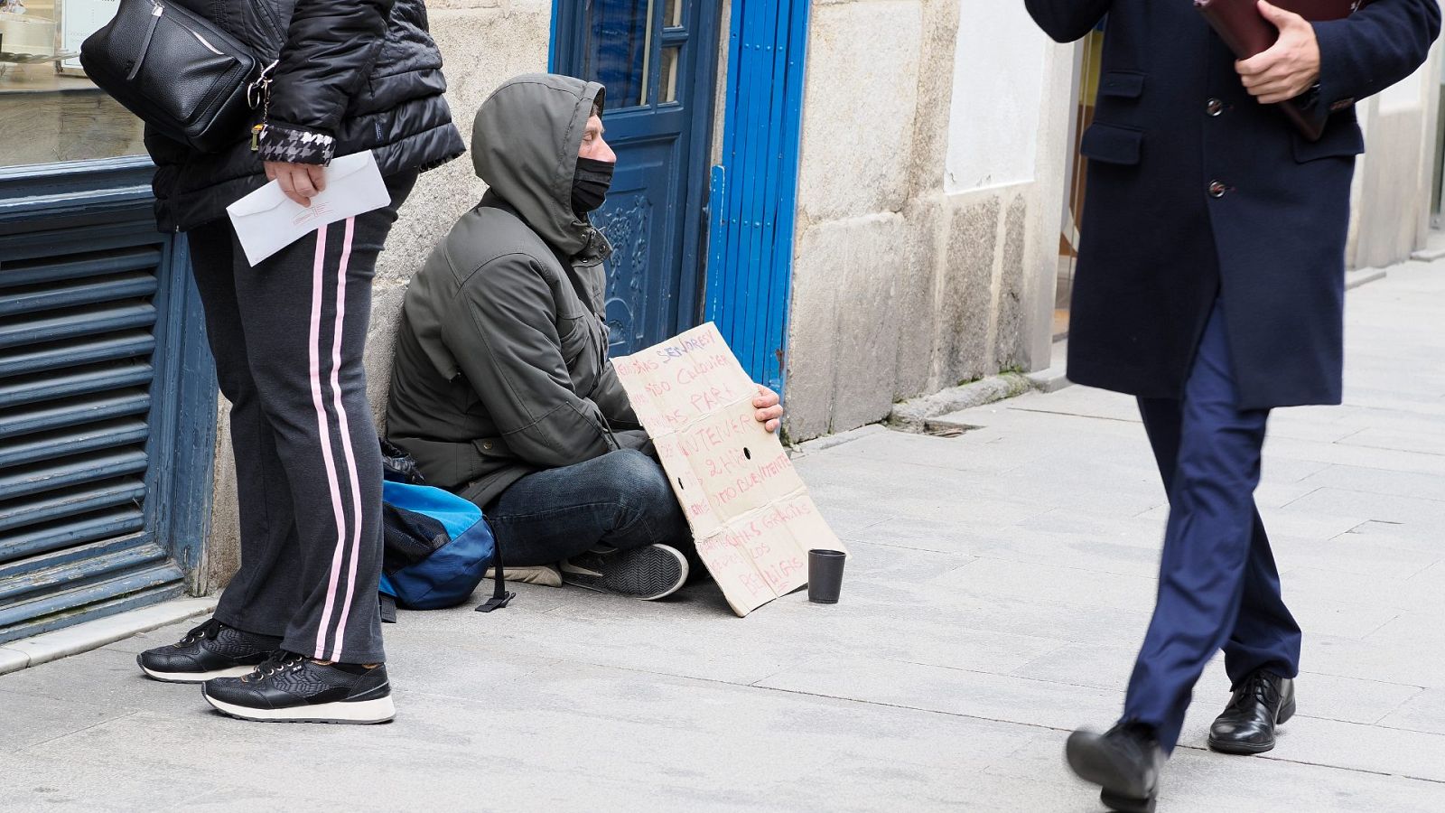 Una persona pide dinero en una calle en Lugo