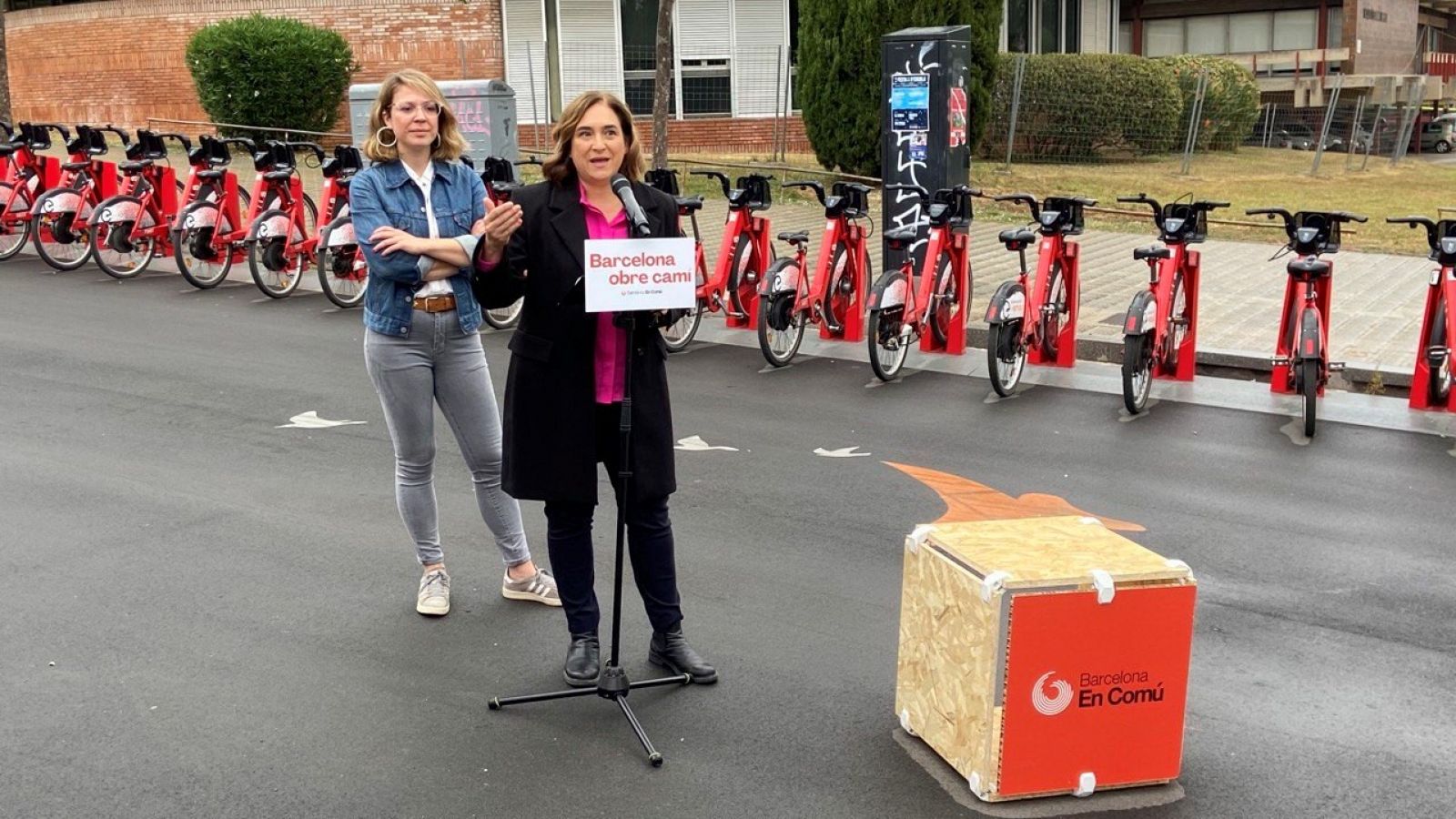 Roda de premsa d'Ada Colau a la Diagonal de Barcelona