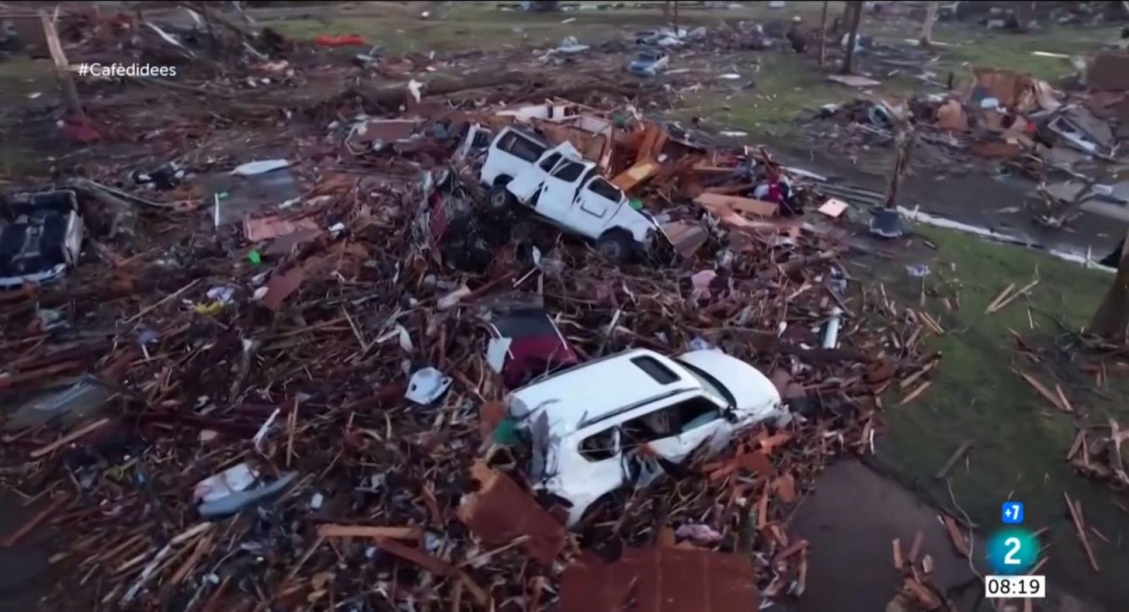 Imatge de la devastació causada pel pas d'un tornado