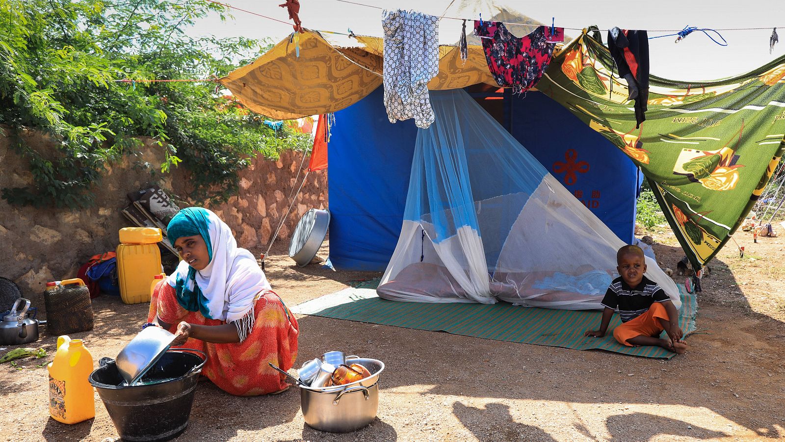 Una familia tras las secuelas de unas inundaciones en Somalia