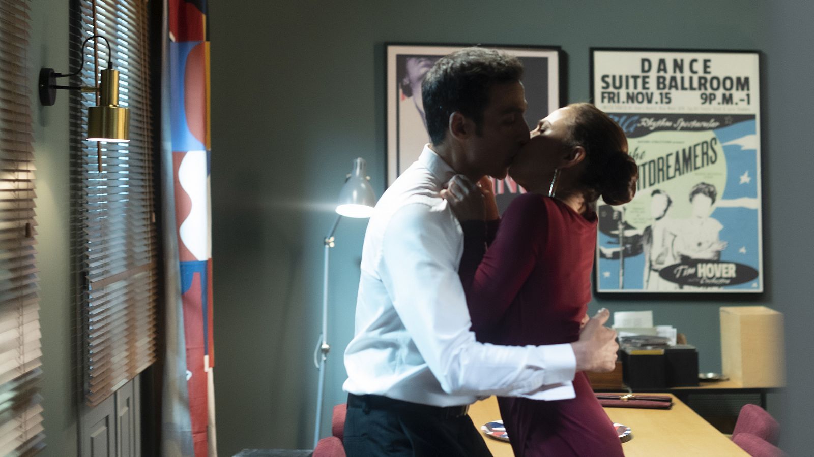 Clara (Toni Acosta) y Julio (Raúl Prieto) se besan tras la fiesta del hotel