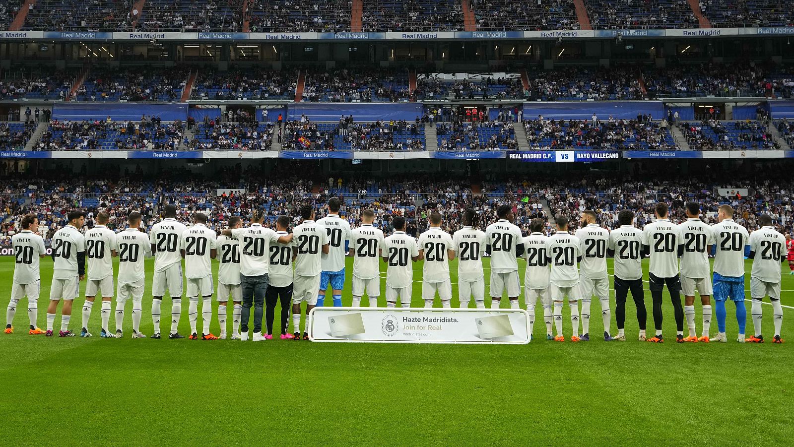 Vinicius, protagonista de la jornada con el apoyo de sus compañeros y del  Bernabéu