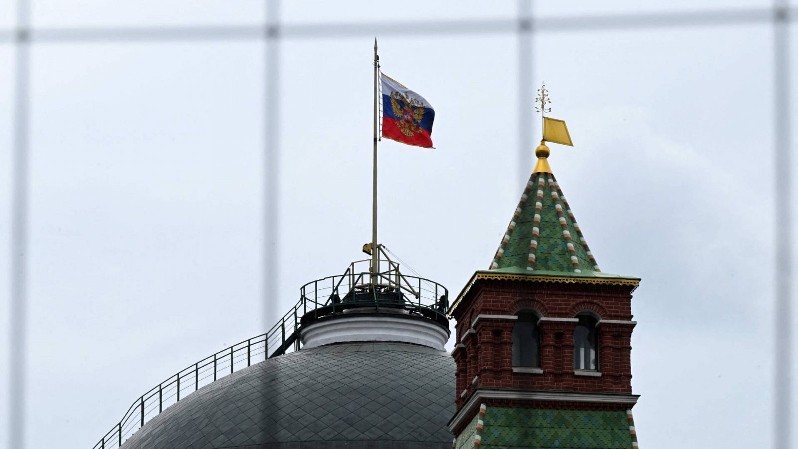 La bandera nacional rusa cubre la cúpula del Palacio del Senado, en el Kremlin de Moscú.