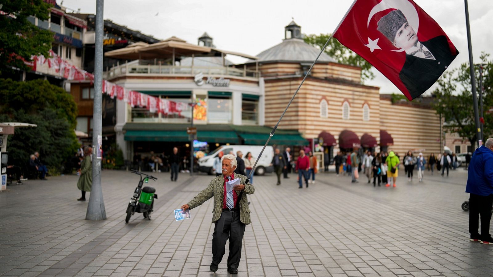 Un hombre entrega folletos electorales en Estambul, en Turquía