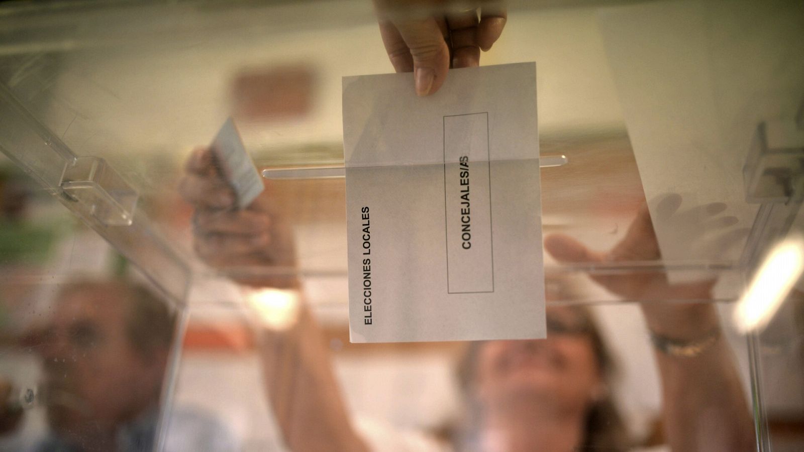 Un ciudadano deposita su voto en un colegio electoral