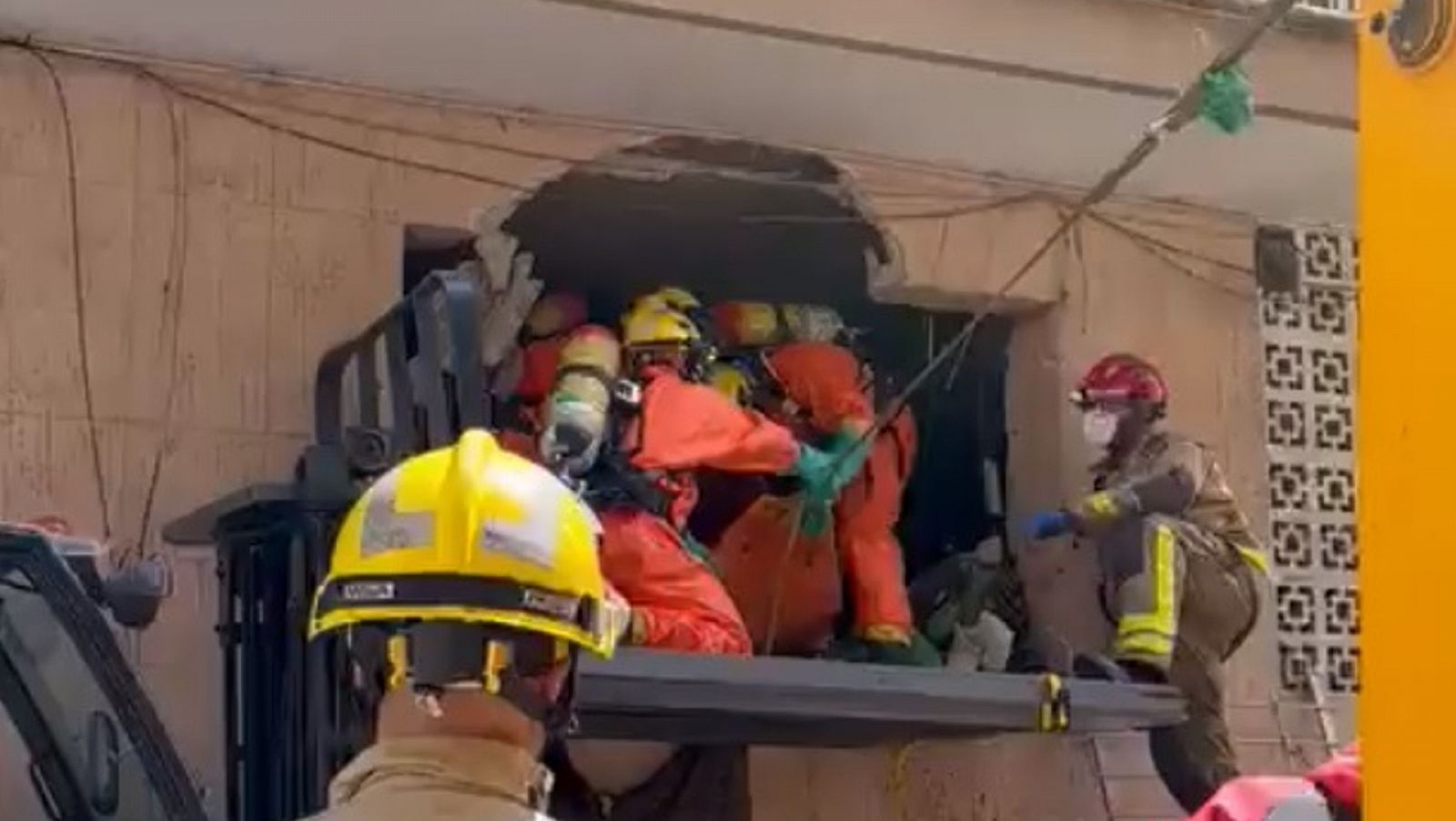 Imagen: Los bomberos rescatan a un hombre de su piso con 250 kilos de peso y síndrome de Diógenes