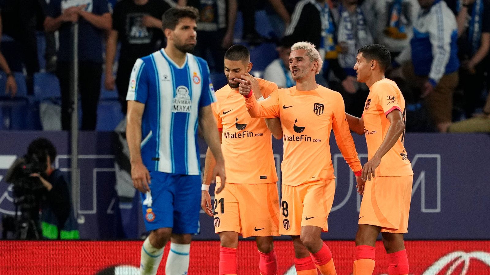 Antoine Griezmann (c), felicitado por sus compañeros tras marcar el polémico gol en el Espanyol - Atlético 