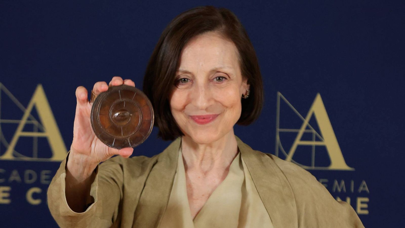 Una imagen de la actriz Carme Elías posando con la Medalla de Oro 2023 de la Academia de Cine.