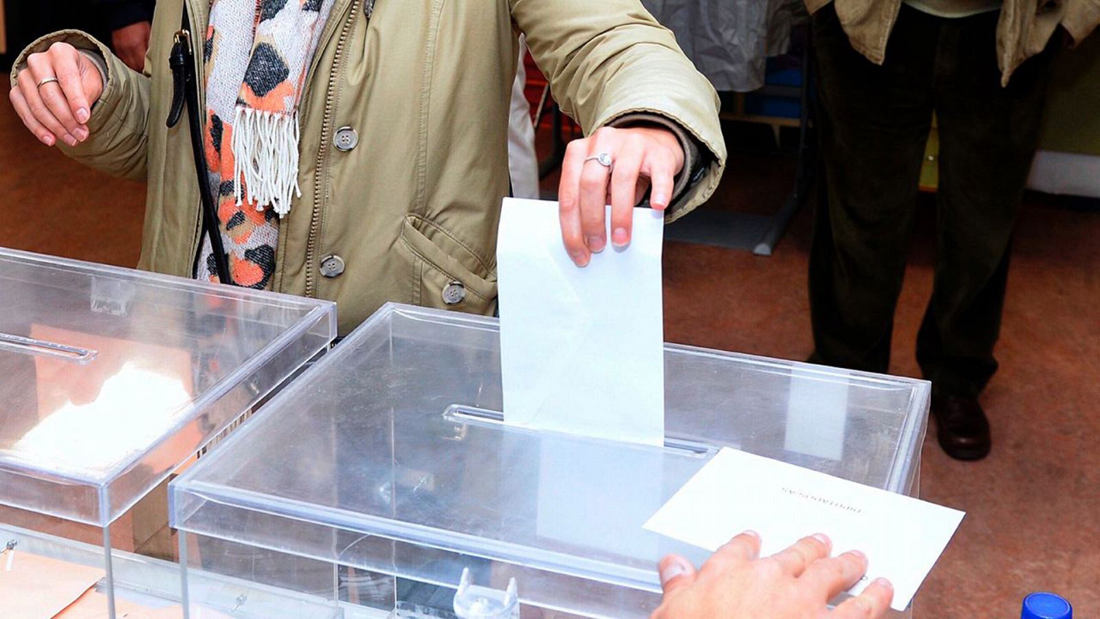 Persona votando en jornada electoral