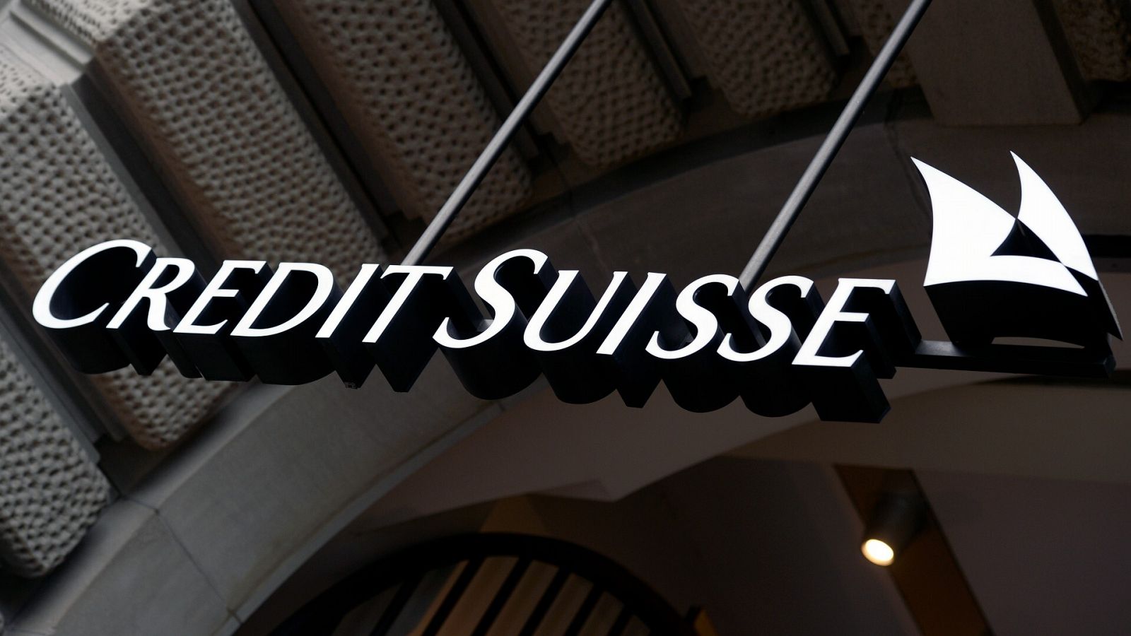 Logo del Credit Suisse en un edificio de Zúrich