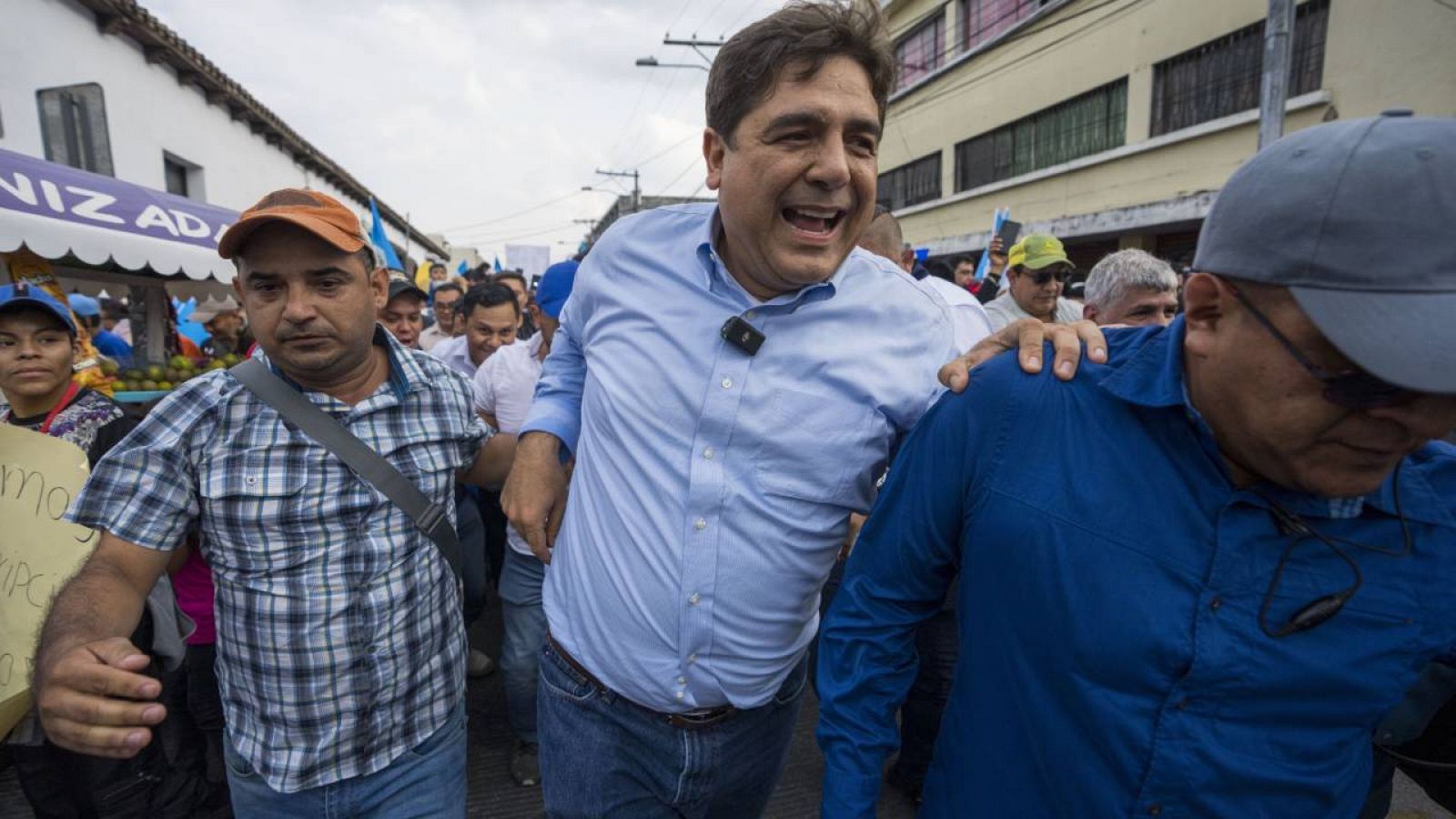 El candidato presidencial Carlos Pineda es escoltado por guardaespaldas a su salida de la Corte de Constitucionalidad en Ciudad de Guatemala