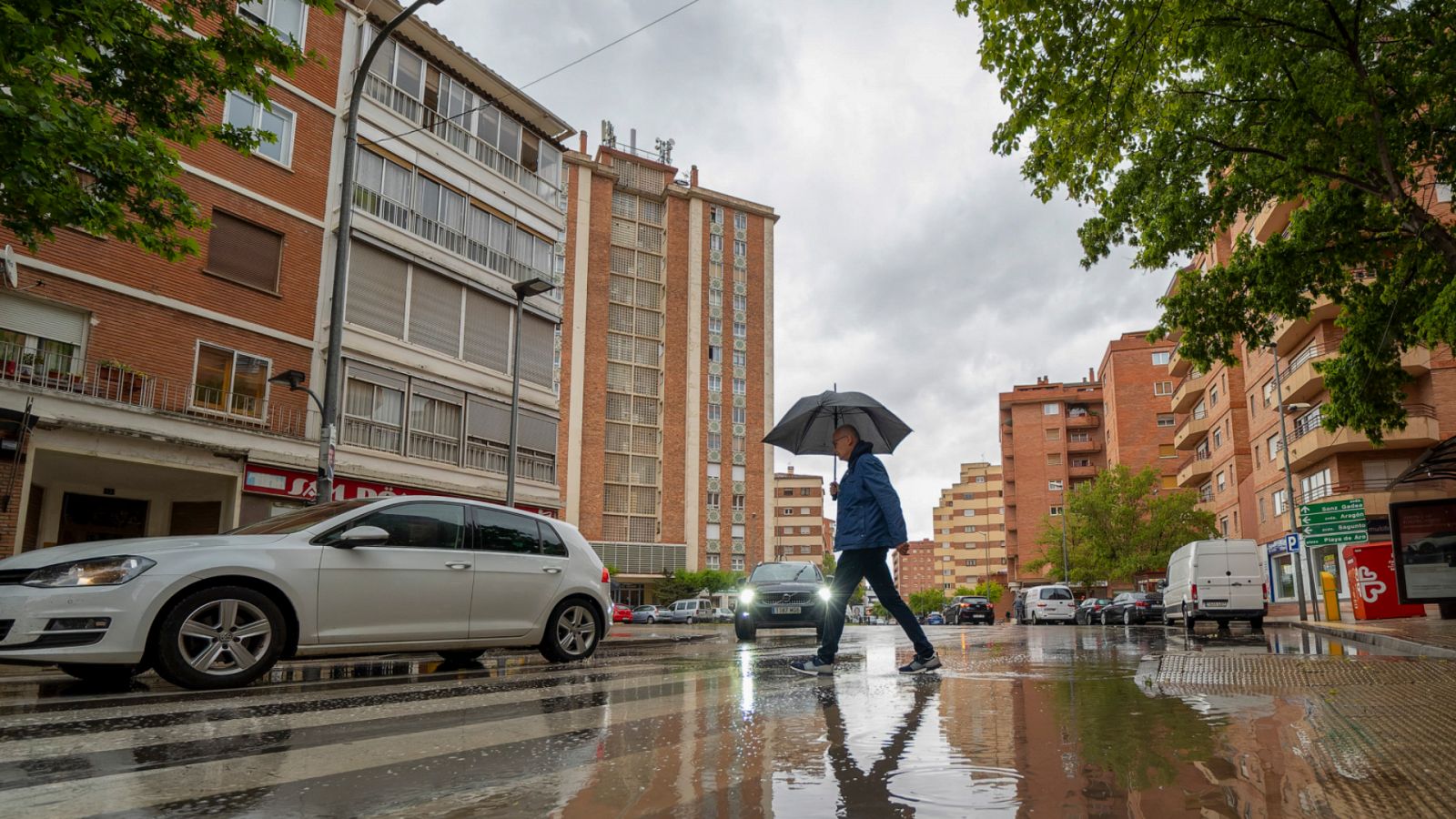 Un hombre se protege de la lluvia bajo un paraguas en Teruel