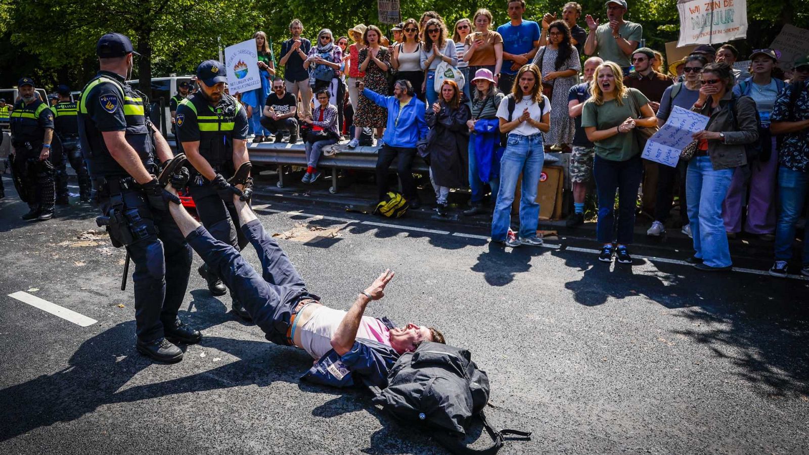 Agentes de policía retiran a un activista del grupo de protesta Extinction Rebellion en la A12, durante la manifestación en La Haya, Países Bajos.