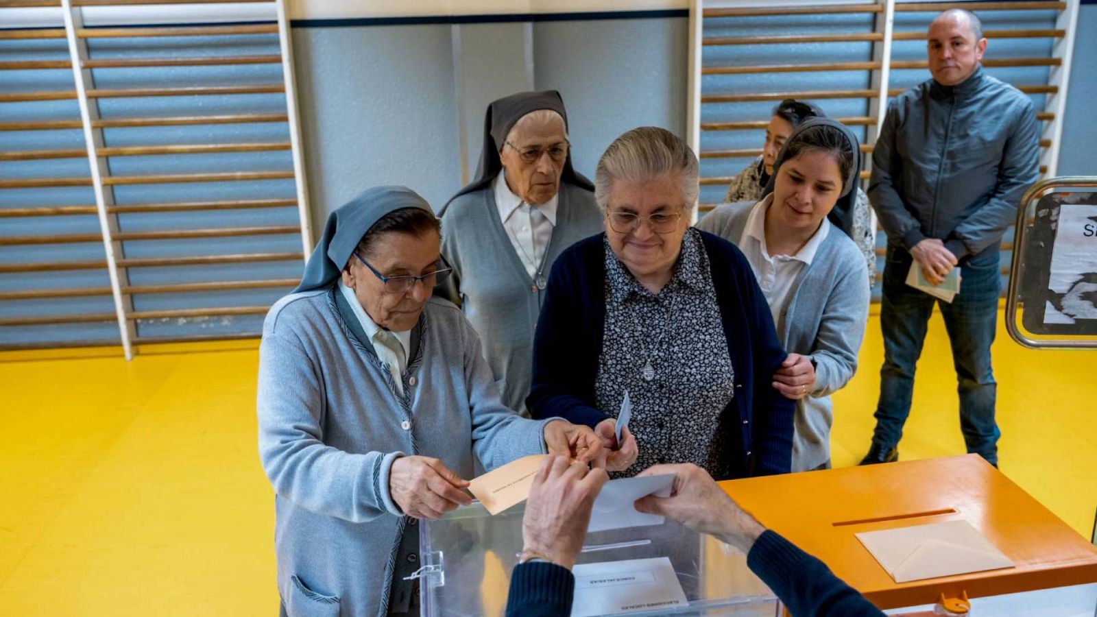 Unas monjas hacen cola para ejercer su derecho al voto en el colegio electoral de Corazón de María en María en Madrid.
