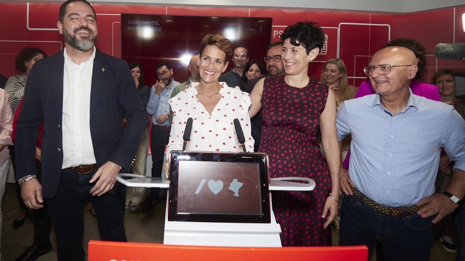 La candidata del PSOE al Parlamento de Navarra, María Chivite, en rueda de prensa valorando los resultados