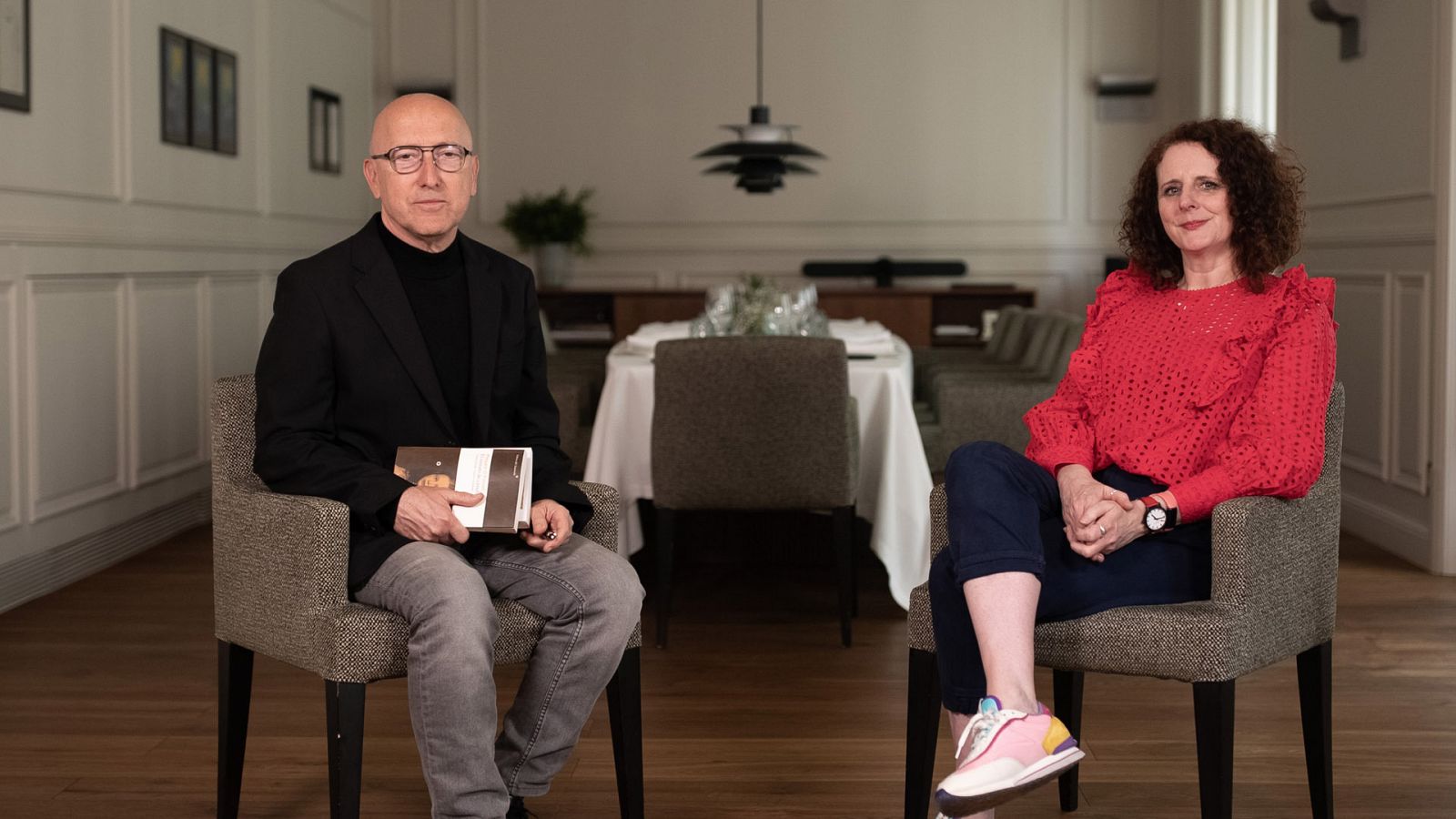 Óscar López con Maggie O'Farrell