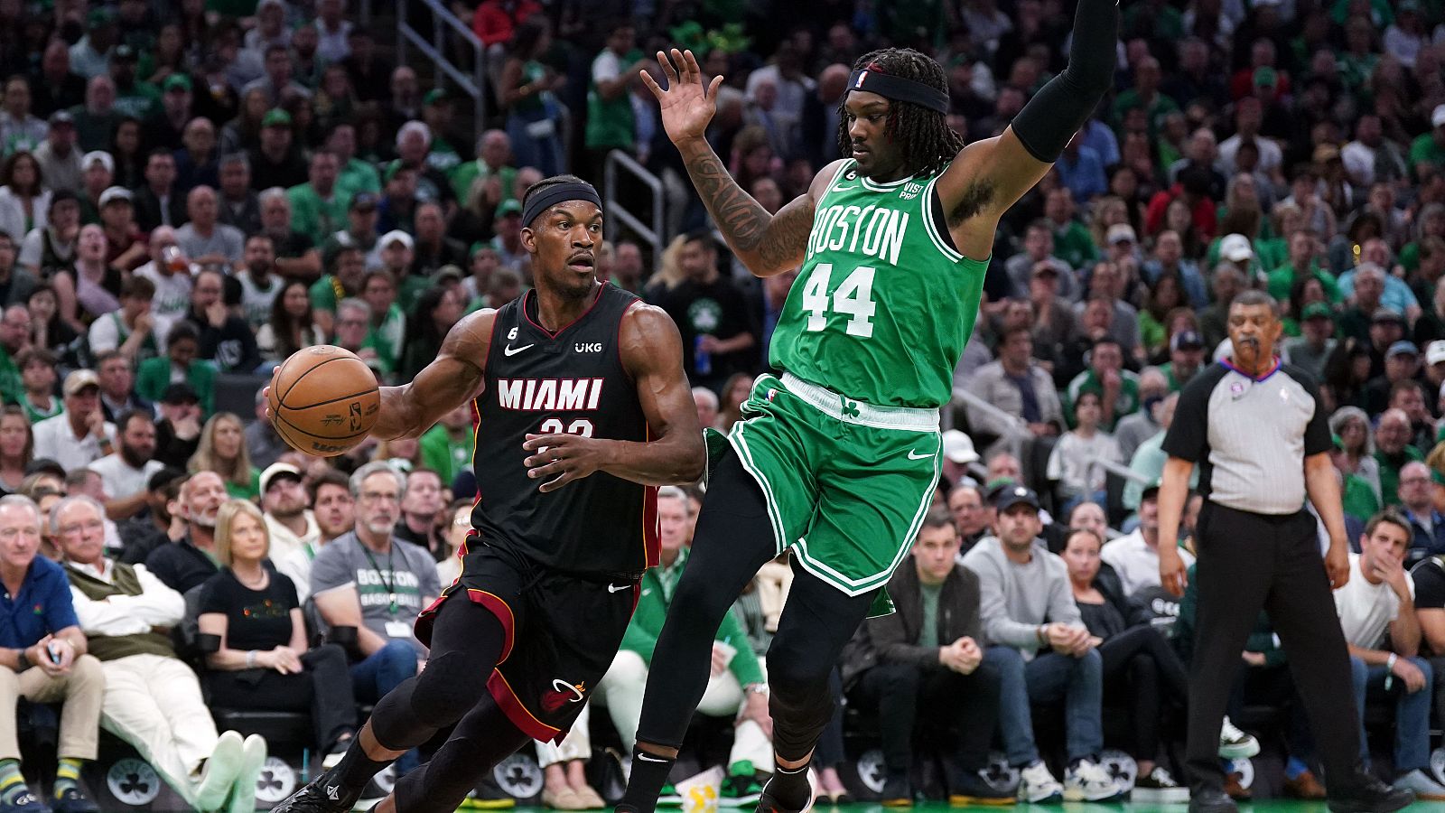 Jimmy Butler (22) controla el balón ante Robert Williams III (44) en el partido entre Miami Heat y Celtics en Boston.