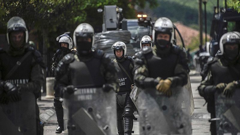 Soldados de la OTAN y la policía militar internacional cerca de Zvecan, en el norte de Kosovo