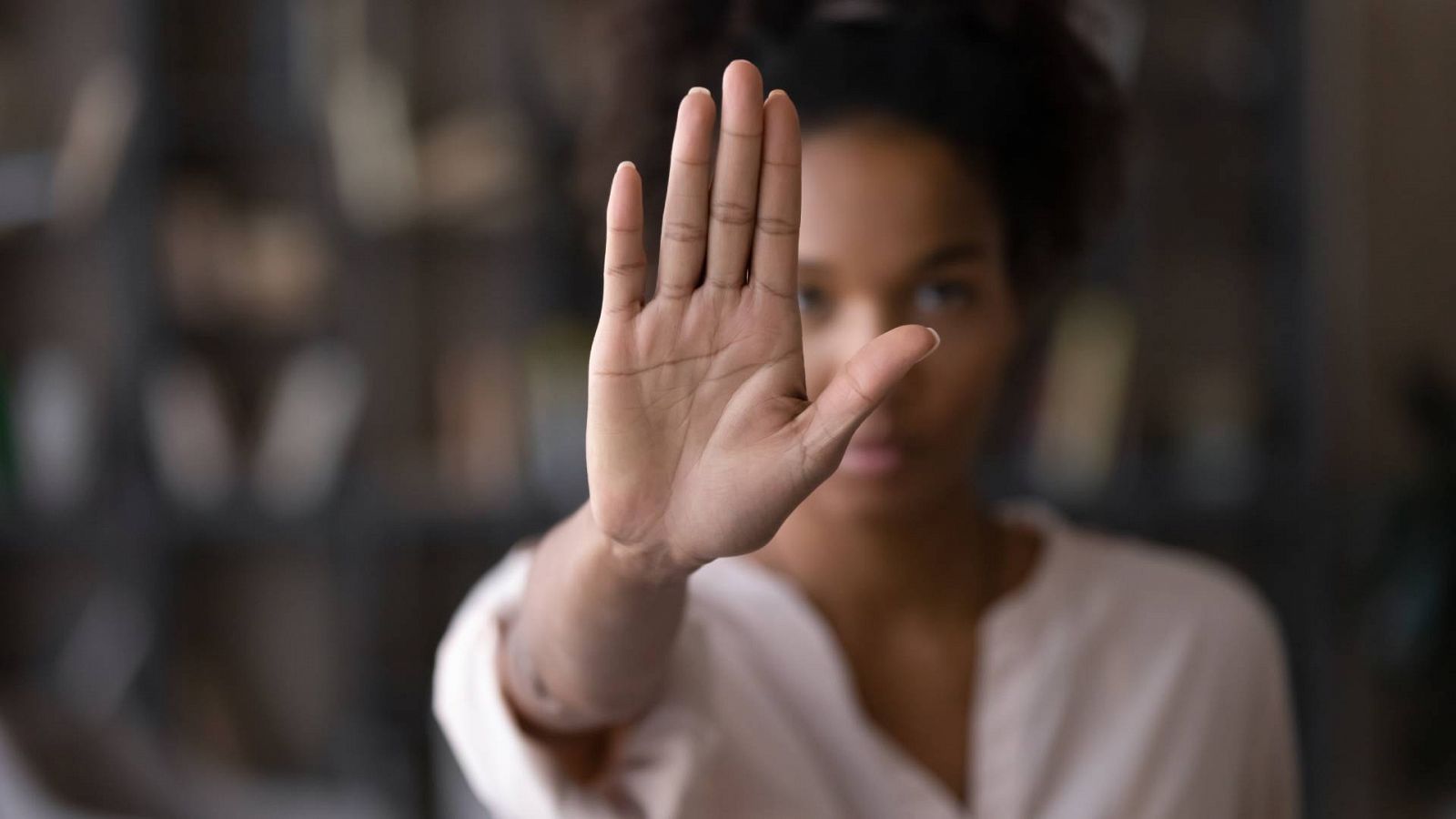 Una mujer levanta la mano en un gesto contra la violencia machista