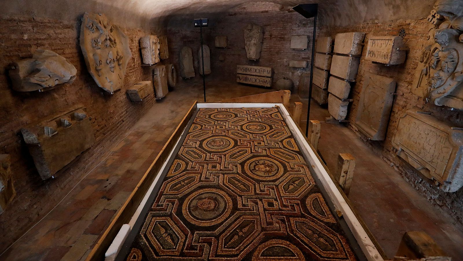 Un mosaico perteneciente al marchante británico Robert Symes, expuesto en el Castillo de Sant'Angelo.