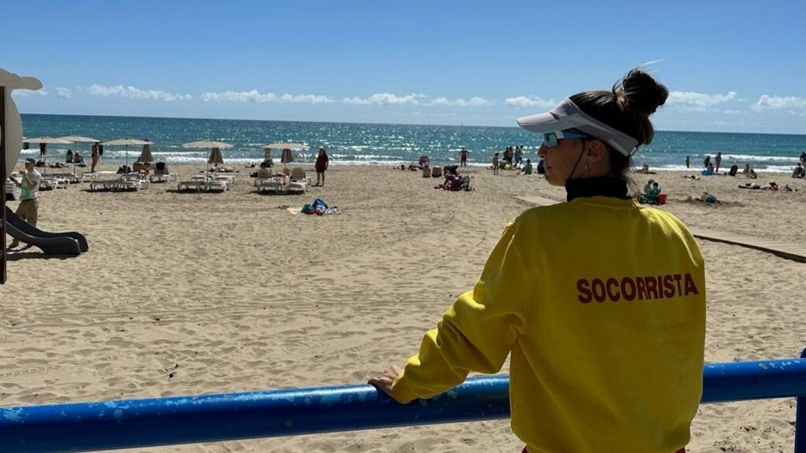 Una socorrista vigila una playa de Alicante