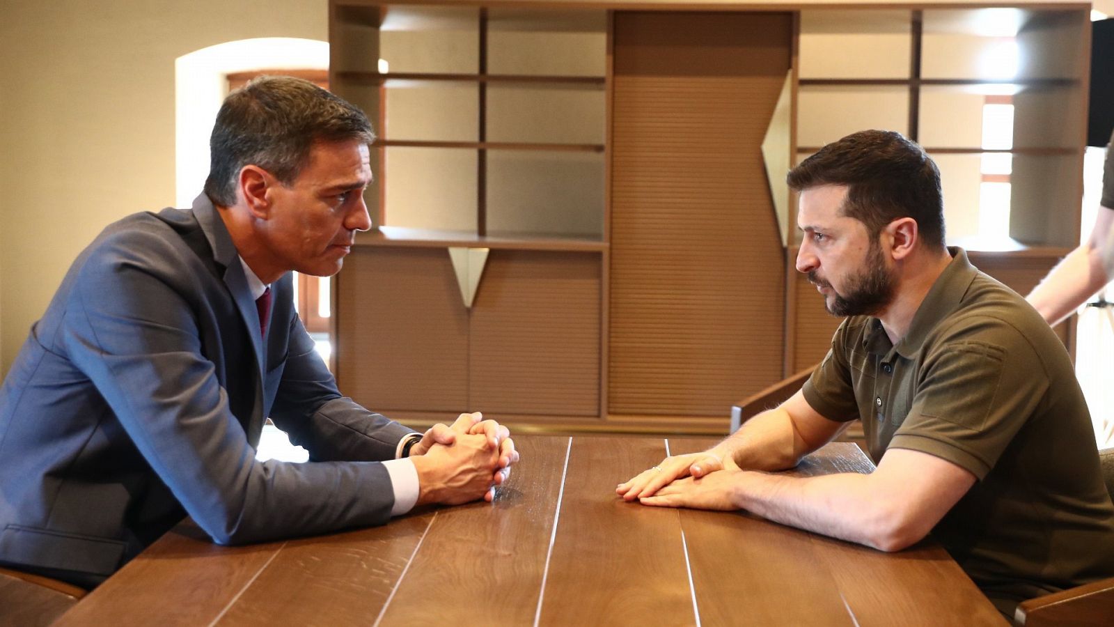 Sánchez y Zelenski charlan en una mesa durante el encuentro bilateral