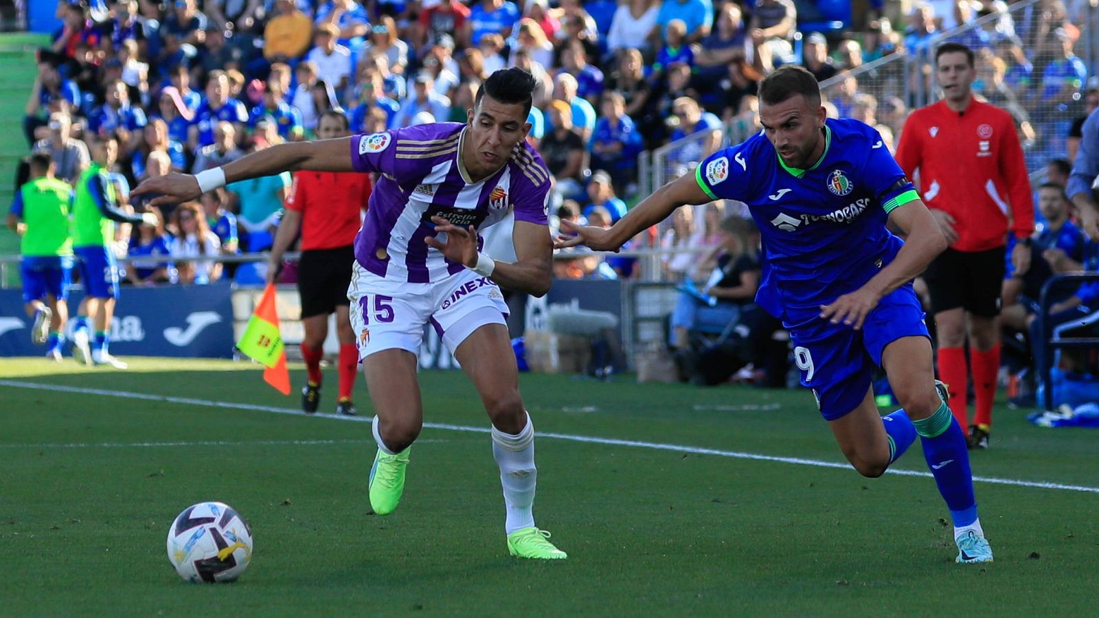 Borja Mayoral y JAwad El Yamiq, durante el partido de la jornada 7 de LaLiga Santander 
