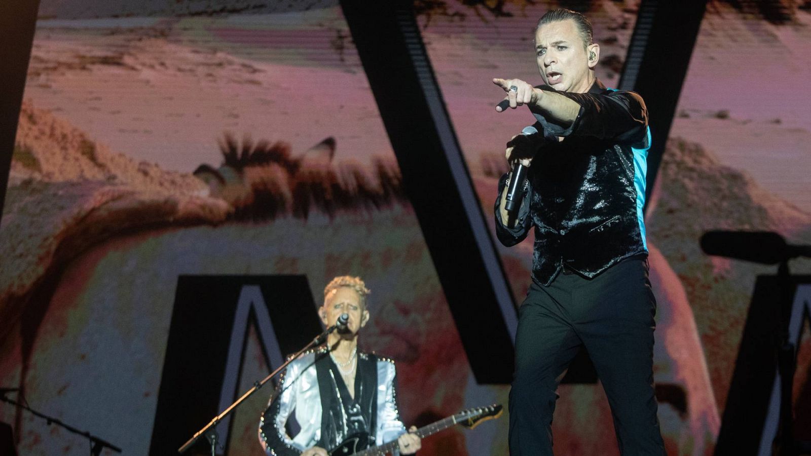 Una imagen del vocalista y el guitarrista del grupo británico Depeche Mode, Dave Gahan (d) y Martin Gore (i), durante el concierto del festival Primavera Sound de Barcelona.