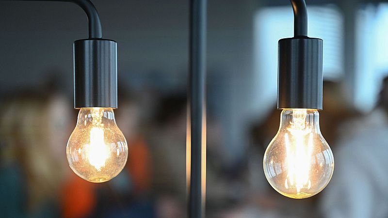 Dos bombillas encendidas