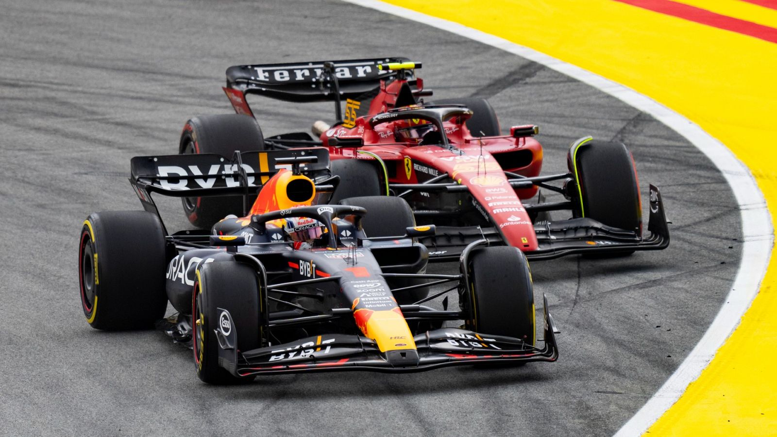 Verstappen y Sainz luchan en la primera curva del circuito