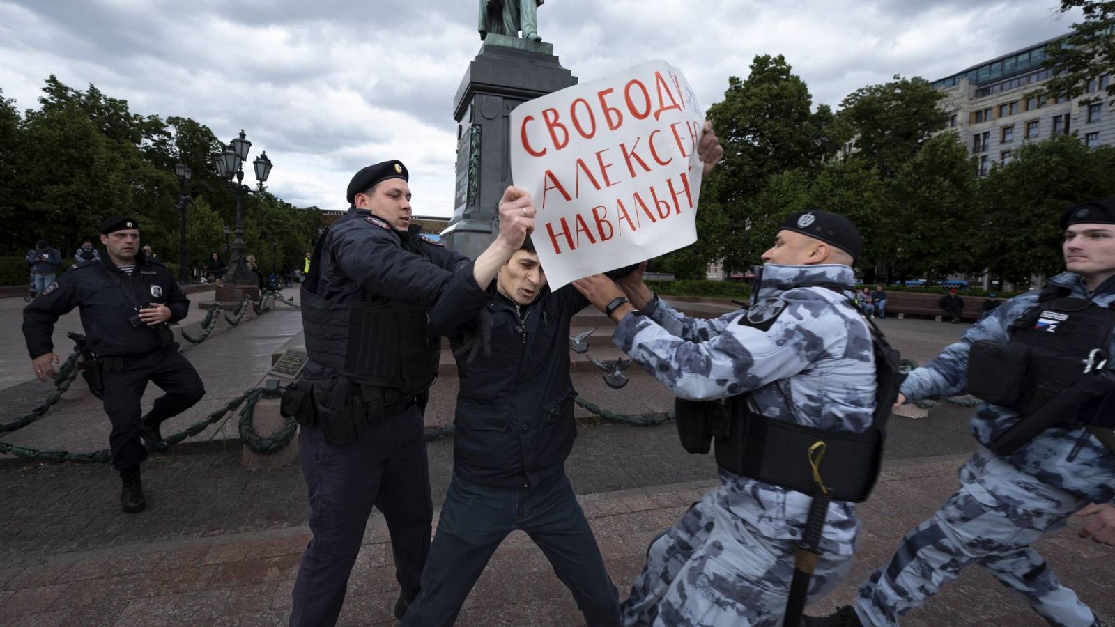 Agentes de policía detienen a un manifestante con un cartel en el que se lee: "Libertad para Alexei Navalny"