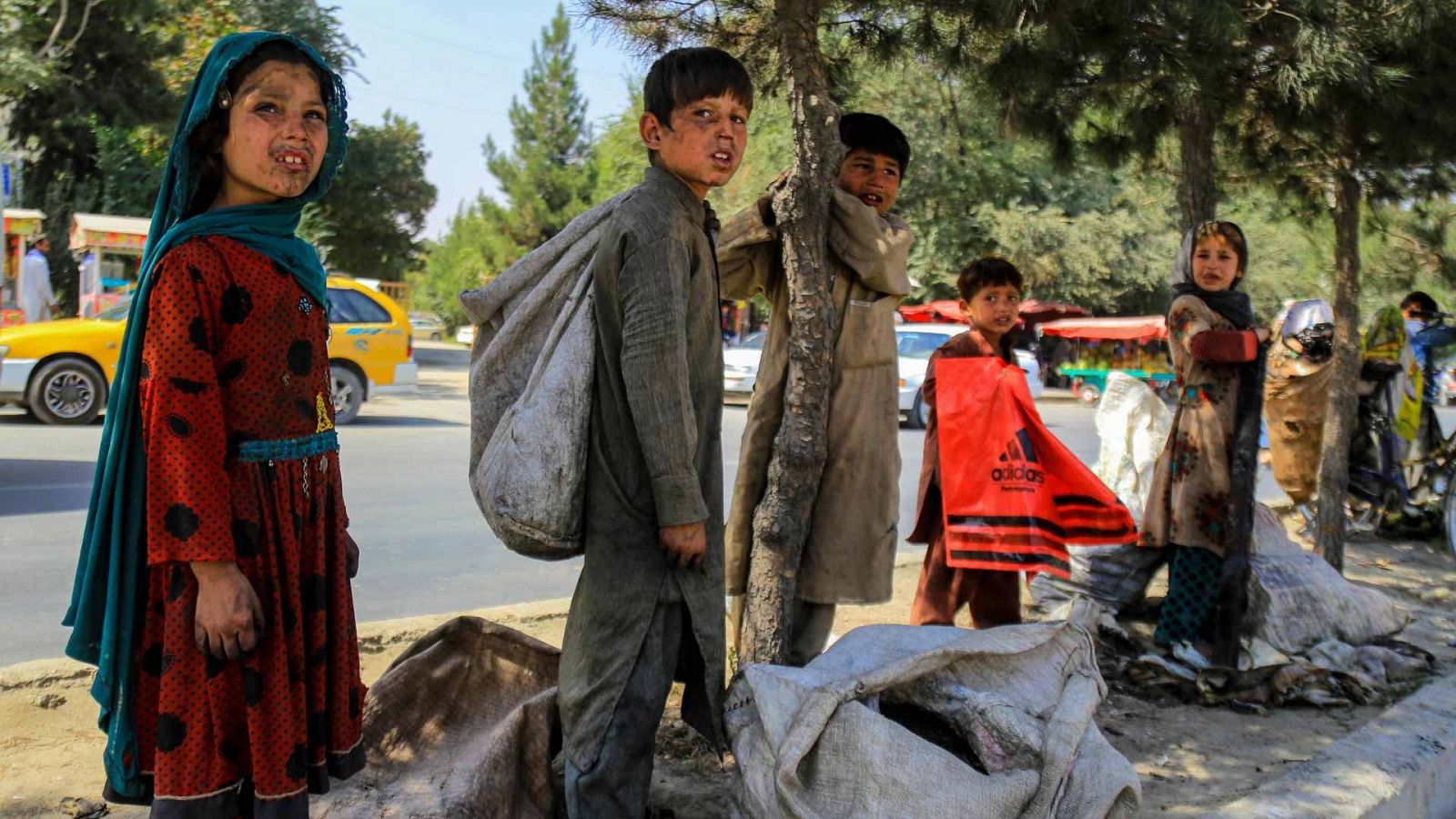 Niños de la calle en la recogida de basura reciclable durante el Día Internacional del Niño, en Kabul, Afganistán.