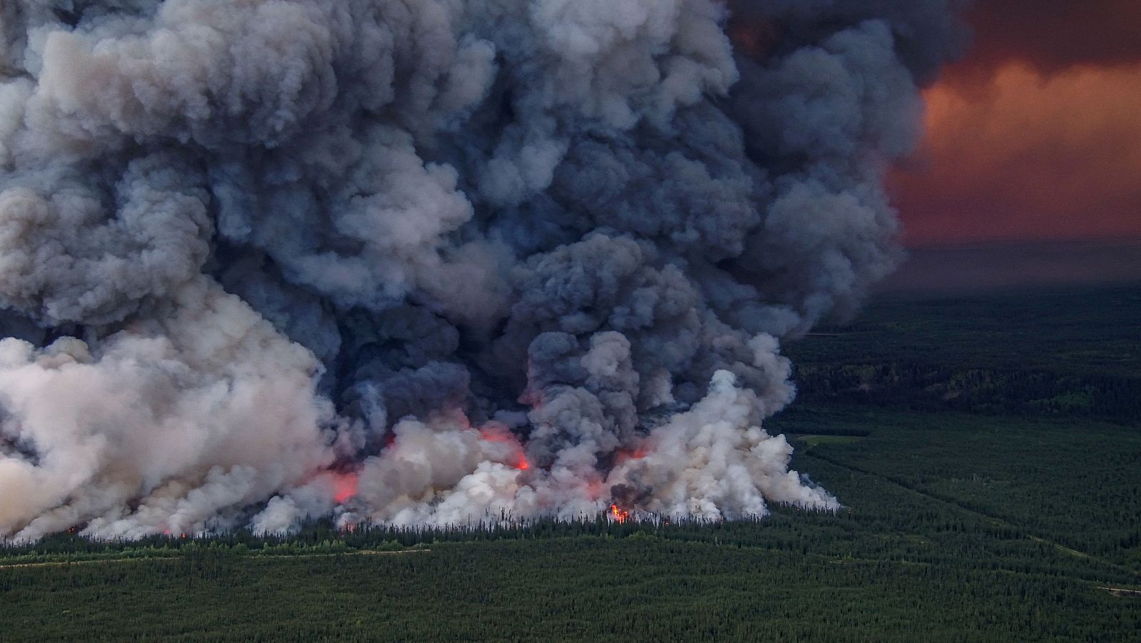 Más de 400 fuegos activos en Canadá,