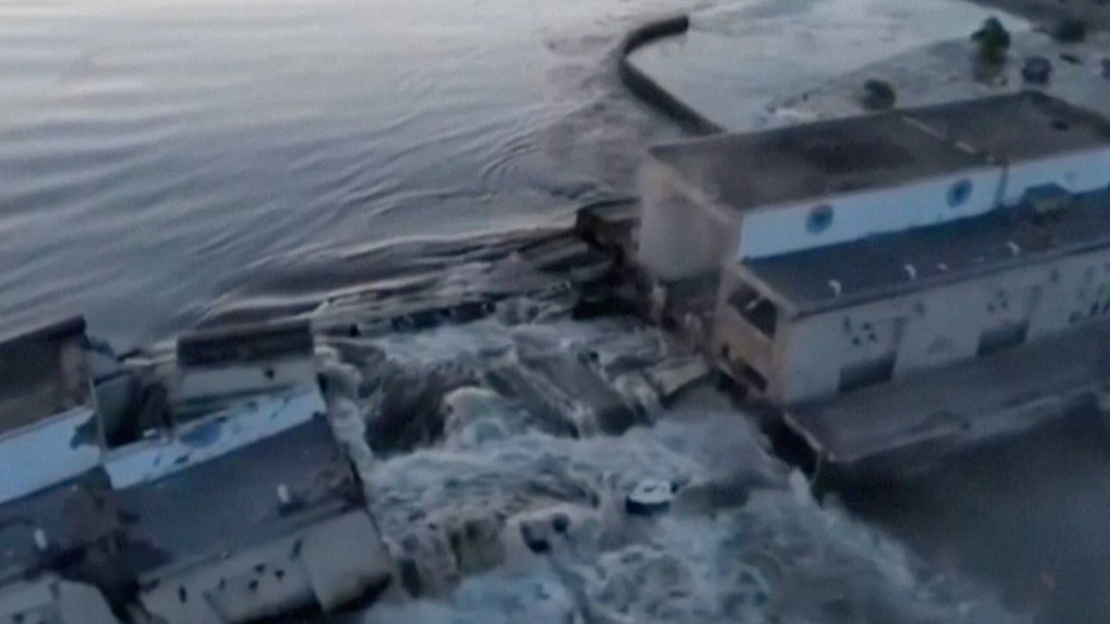 Imagen tomada de un vídeo de la Presidencia de Ucrania de los daños en la presa de Nova Kajovka, en Jersón, el 6 de junio de 2023. Fuente: Presidencia de Ucrania, vía AP.