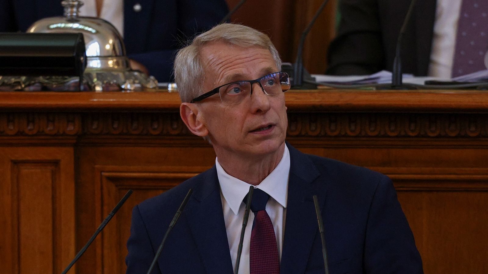 Nikolai Denkov durante la sesión parlamentaria en la que se ha votado al nuevo gobierno