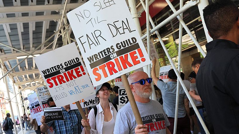 Imagen de una acto de protesta de los guionistas