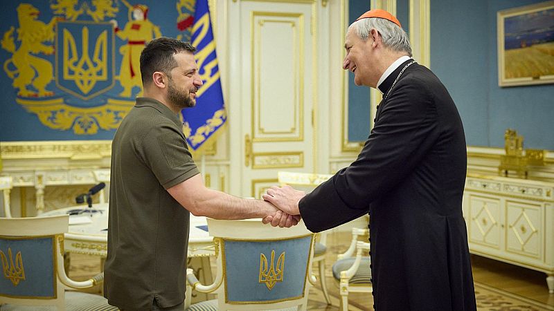 El enviado del Papa, Matteo Zuppi, le da la mano al presidente de Ucrania, Volodímir Zelenski durante su encuentro