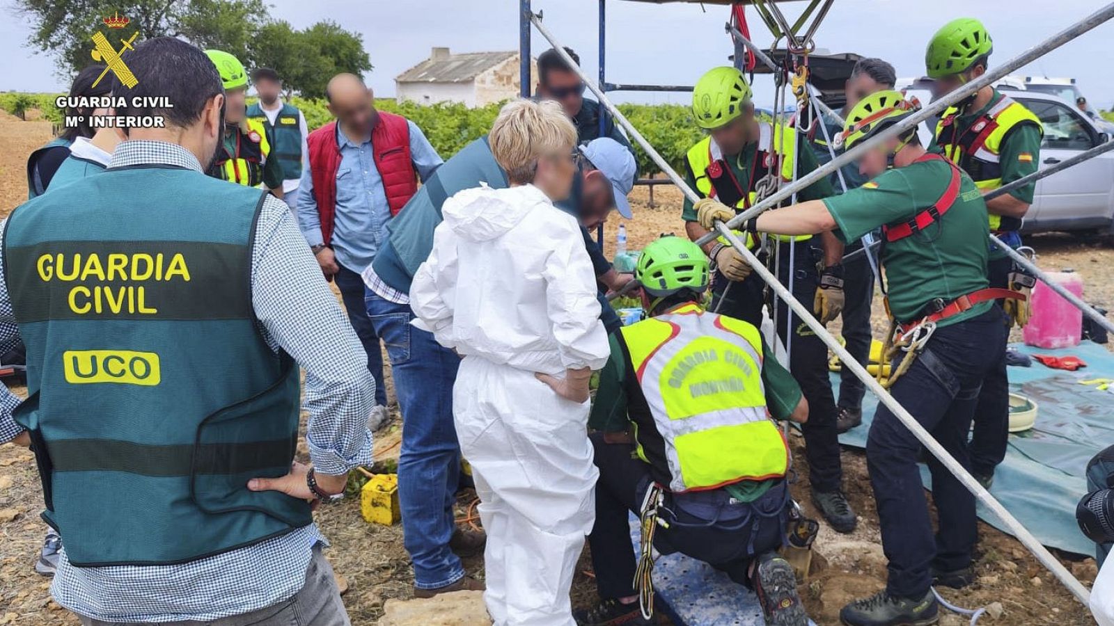 La Guardia Civil inspecciona un pozo en Manzanres, Ciudad Real