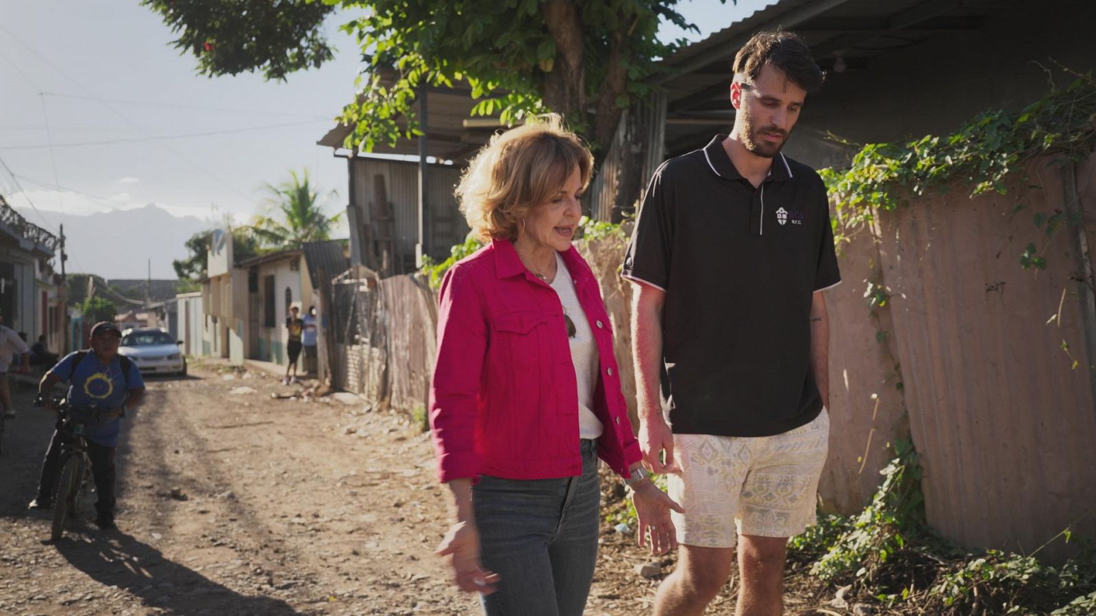 Almudena recorre junto a Adrián las calles de Tegucigalpa