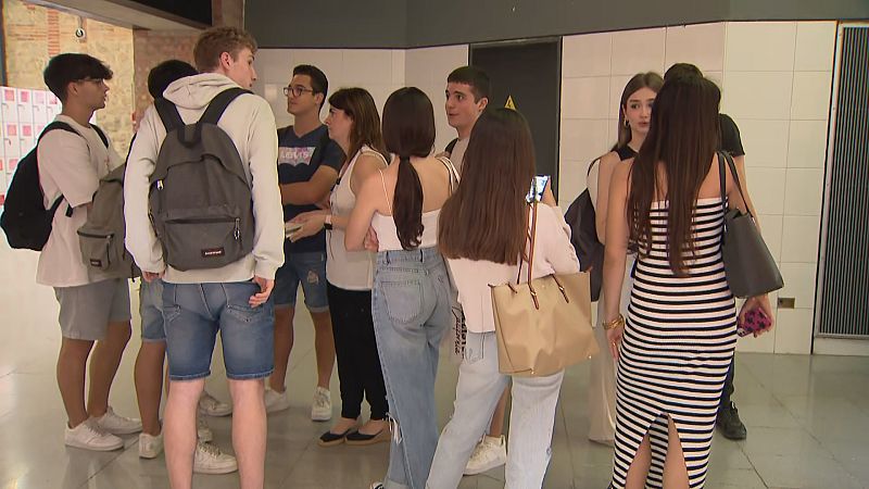Els alumnes esperen a les portes de les aules del Campus de la Ciutadella de la UPF
