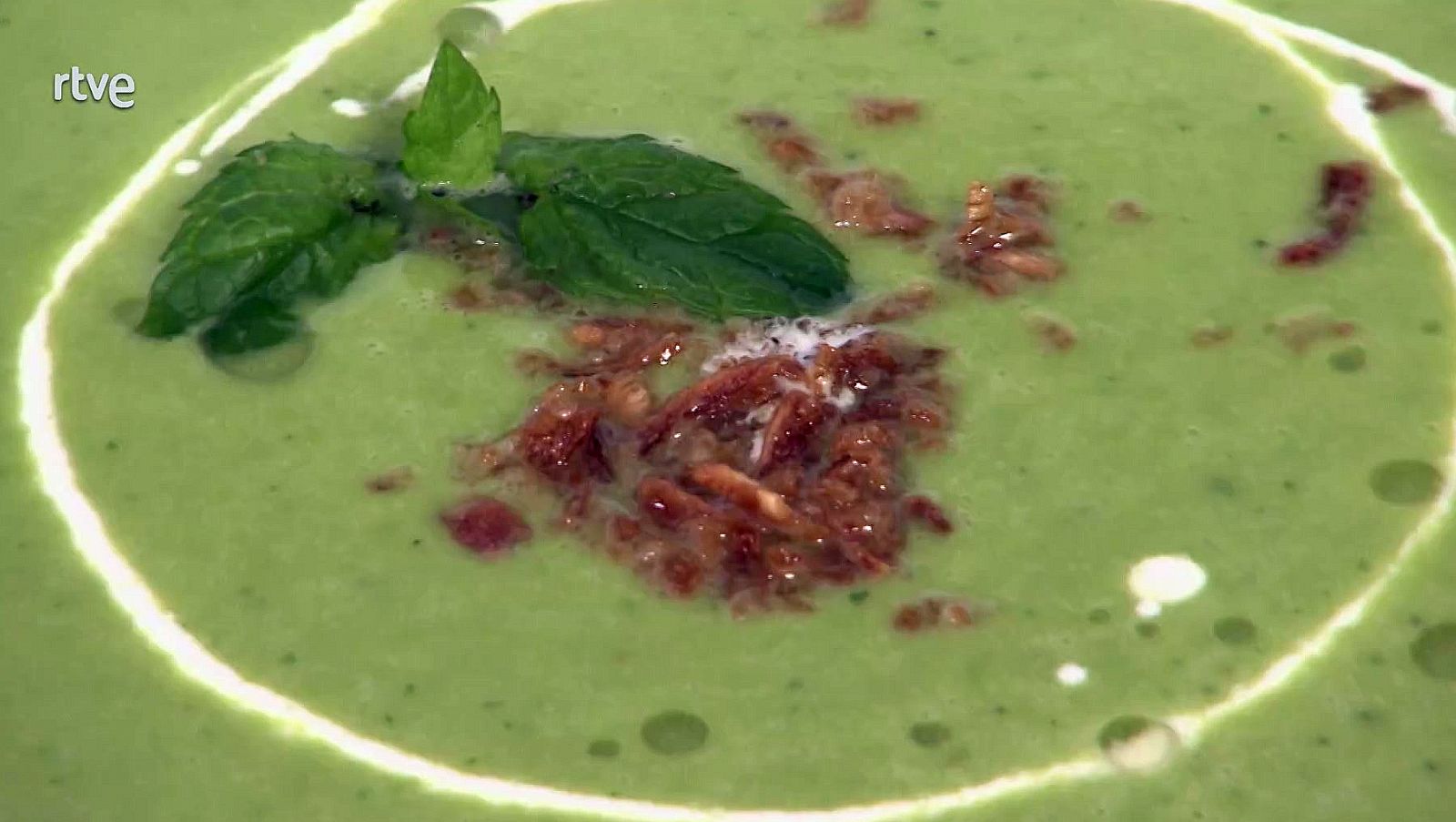 Sopa fría de guisantes, hierbabuena y lima