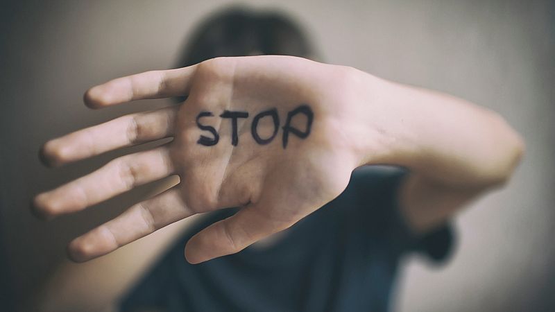 Una mujer levanta la mano en un gesto contra la violencia machista